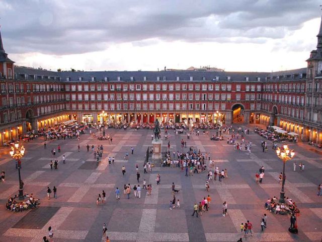 things to do in madrid plaza mayor