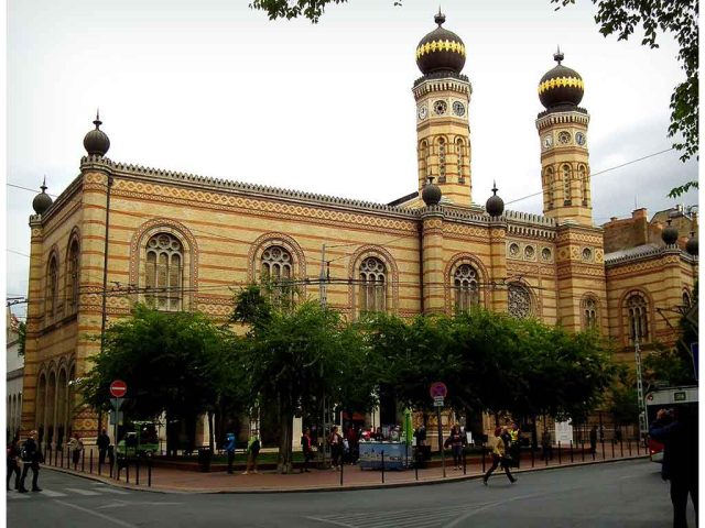 things to do in budapest dohany street synagogue