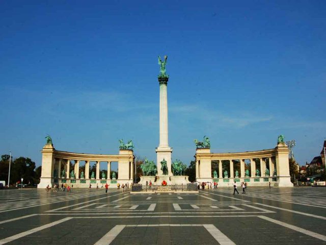 things to do in budapest heroes square